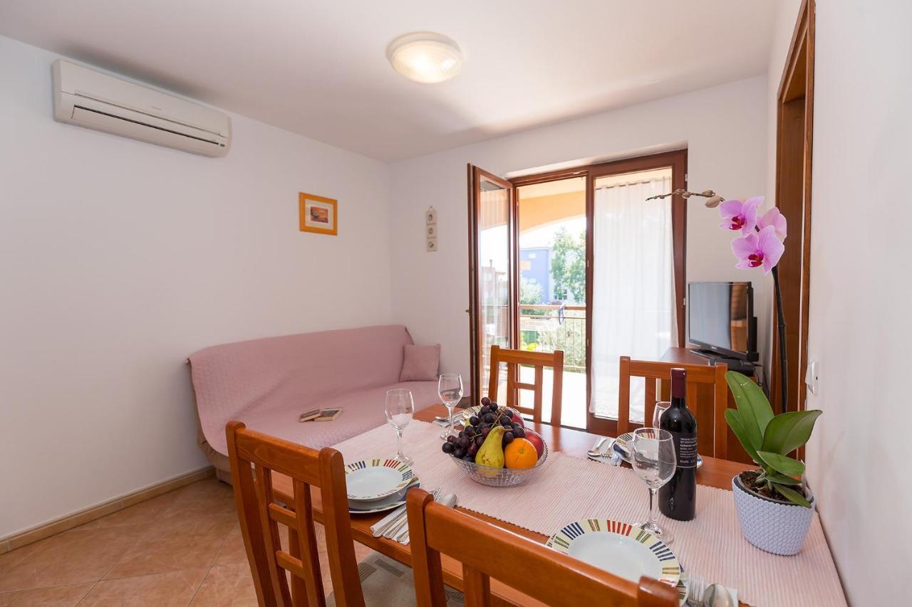 Apartments With A Swimming Pool Novigrad - 7078 Exterior photo
