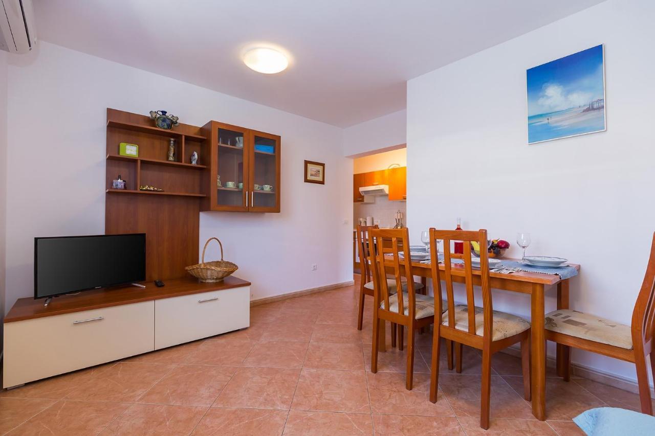 Apartments With A Swimming Pool Novigrad - 7078 Exterior photo